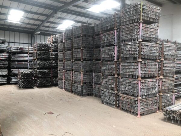 1.1m-Ledgers Lot complet de 280 m² d’échafaudage façade Altrad – occasion proche du neuf.